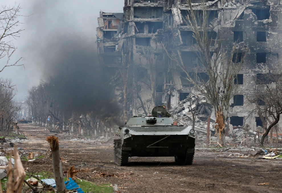 Service members of pro-Russian troops load rocket-propelled grenades into infantry combat vehicles during fighting in Ukraine-Russia conflict near a plant of Azovstal Iron and Steel Works company in the southern port city of Mariupol, Ukraine April 12, 2022. REUTERS/Alexander Ermochenko UKRAINE-CRISIS/MARIUPOL