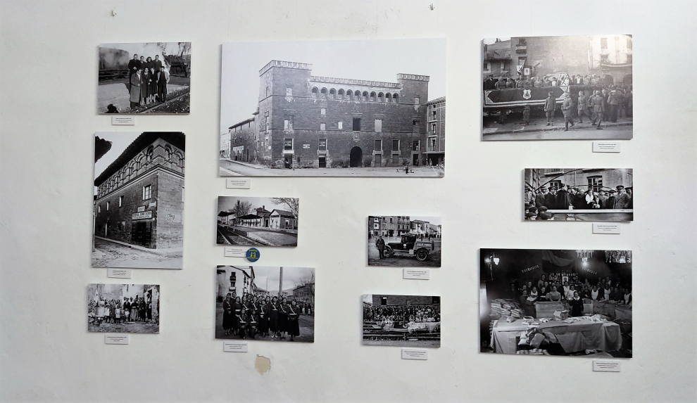 La exposición 'El tiempo detenido' combina fotografías antiguas con muebles y objetos de antaño.