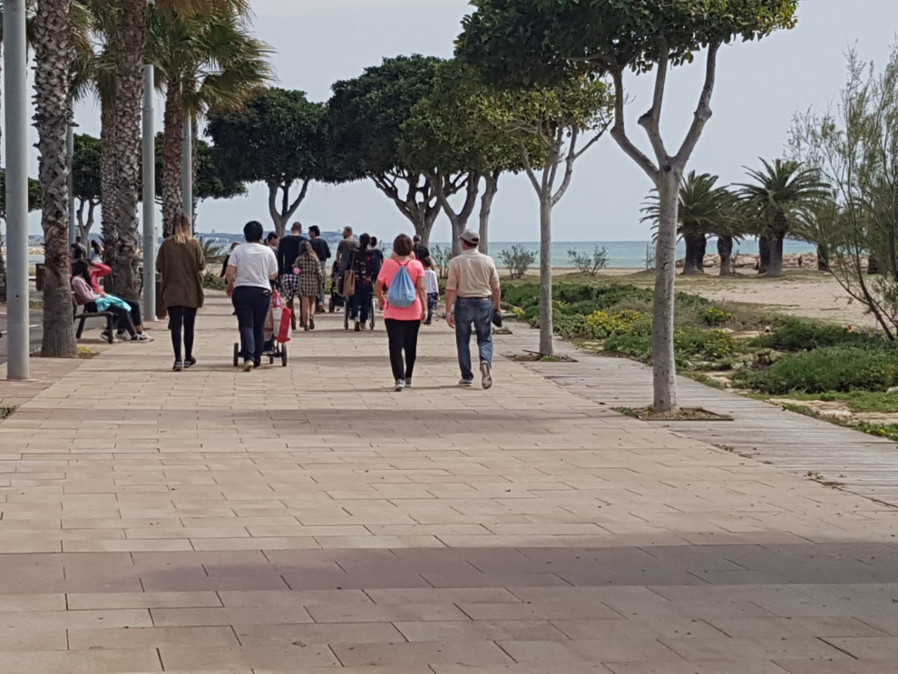 Turismo en Cambrils en Semana Santa. playa y paseo peatonal