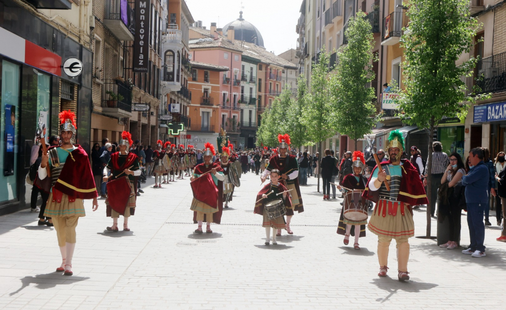Mucho ambiente en las calles de Huesca para este desfile clásico de la Semana Santa.
