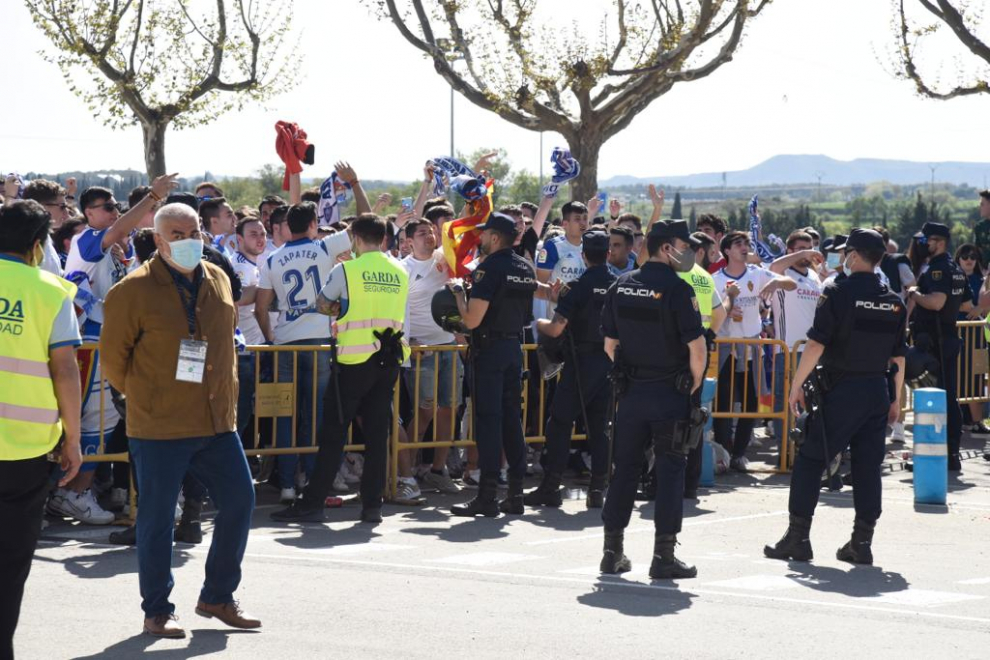 Aficionados de la SD Huesca animan al equipo en El Alcoraz