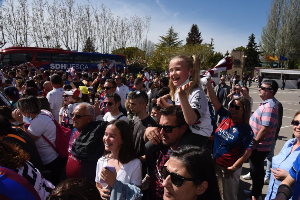 Aficionados de la SD Huesca animan al equipo en El Alcoraz