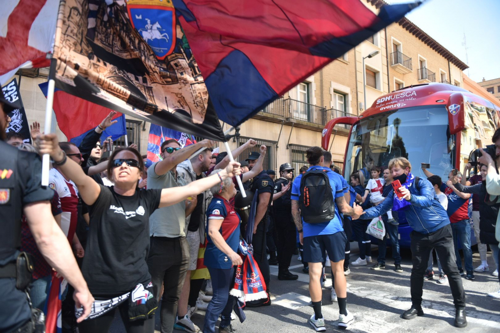 Aficionados de la SD Huesca, ante el hotel de concentración del equipo