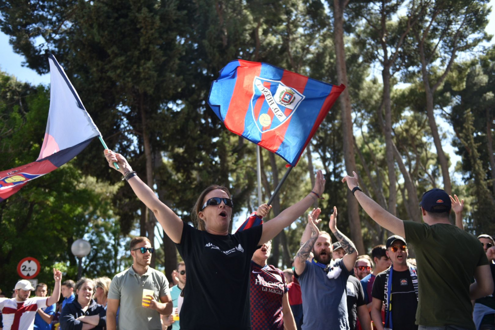 Aficionados de la SD Huesca, ante el hotel de concentración del equipo