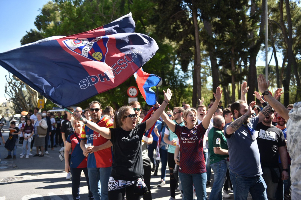 Aficionados de la SD Huesca, ante el hotel de concentración del equipo