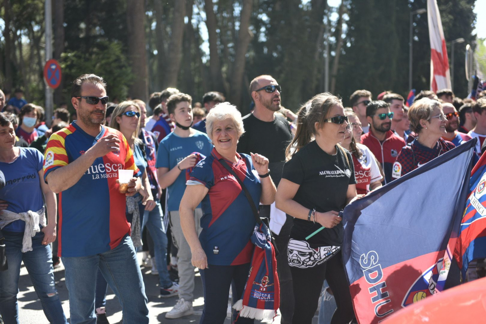 Aficionados de la SD Huesca, ante el hotel de concentración del equipo