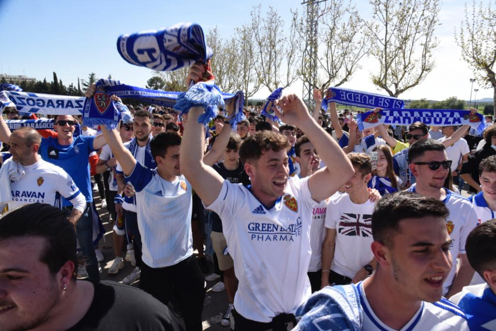 Aficionados del Real Zaragoza animan la llegada del equipo al estadio de El Alcoraz