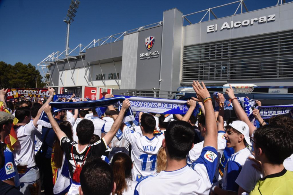 Aficionados del Real Zaragoza animan la llegada del equipo al estadio de El Alcoraz
