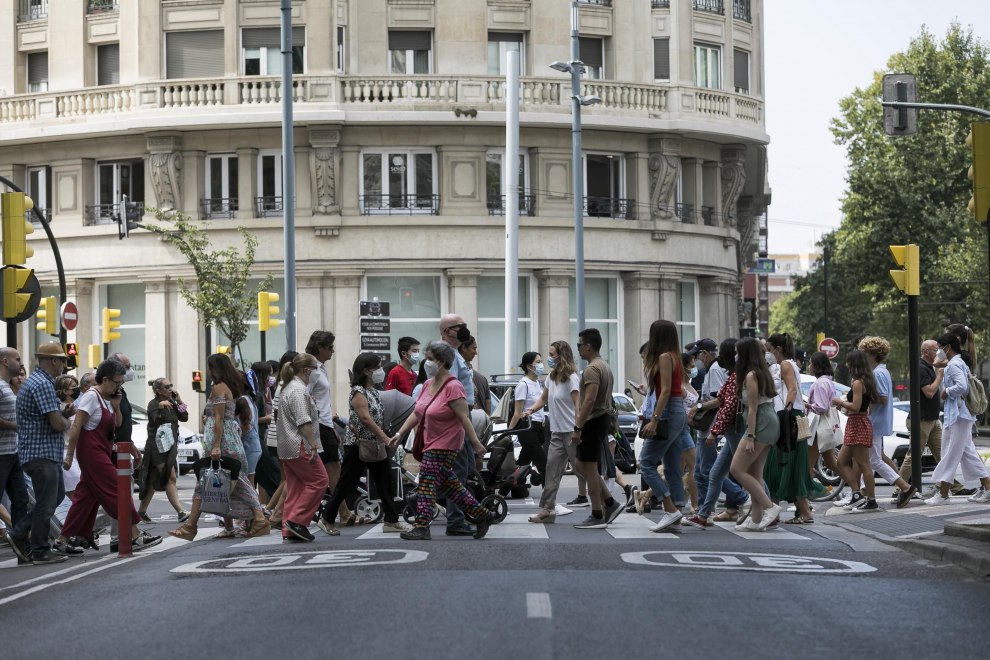Gente paseando por paseo de Independencia, Zaragoza.