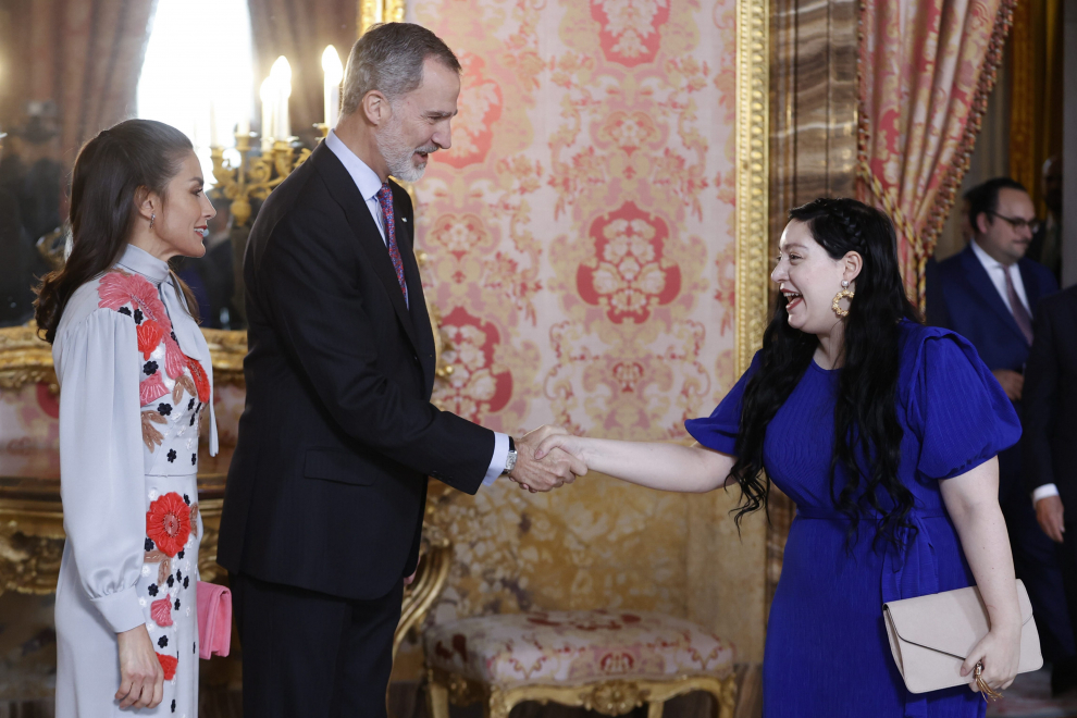 Los Reyes reciben en el Palacio Real a una representación del mundo de las Letras.