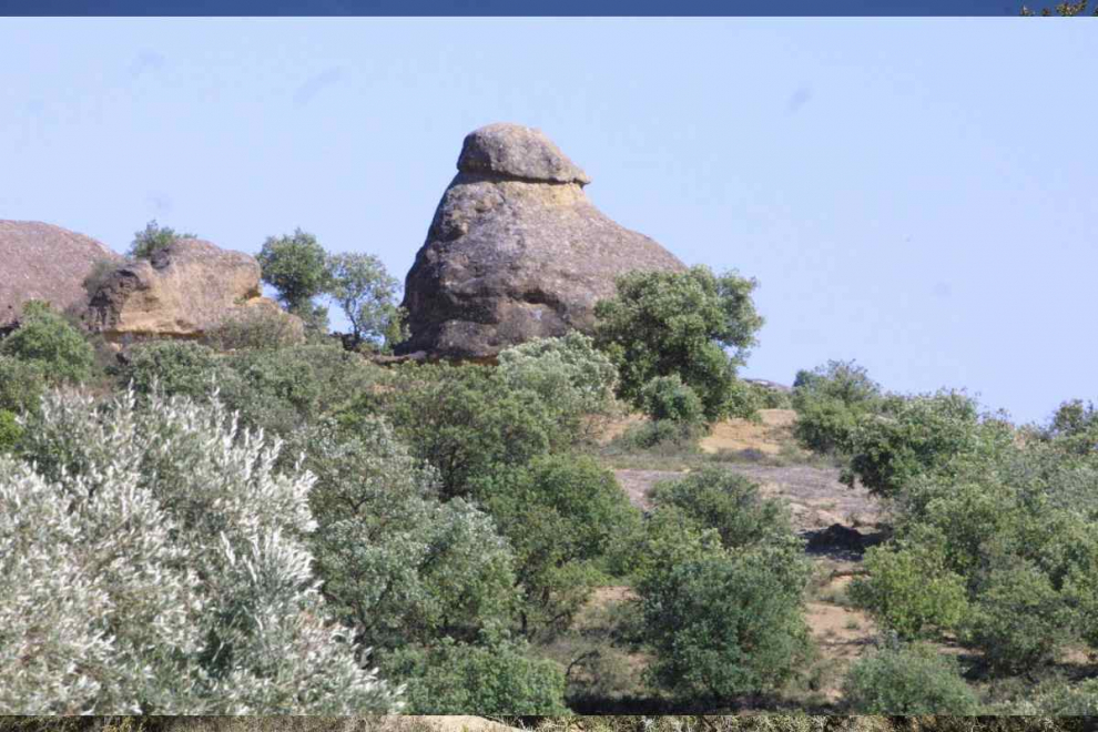 Vista de la Piedra Mujer en Velillas.