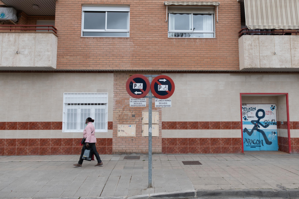 Varias señales, enfrente del colegio, y justo delante de la puerta trasera de la Asociación Parkinson Aragón, en Alberto Casañal.