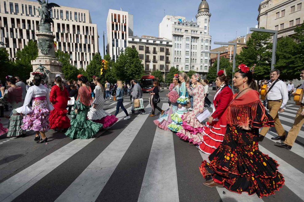 La ofrenda de flores de la Feria de Andalucía a la Virgen del Pilar