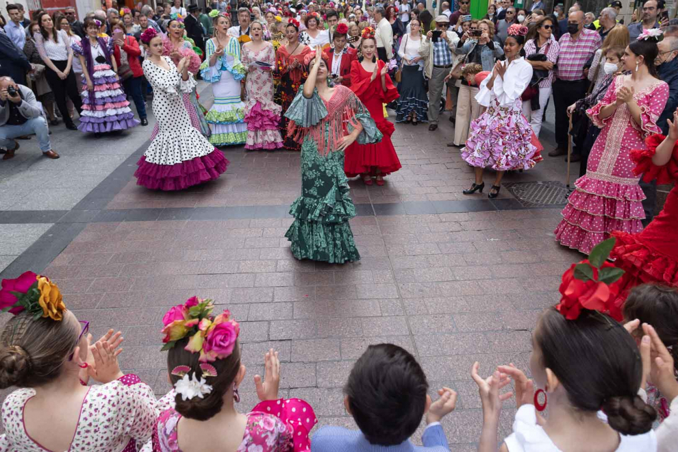 La ofrenda de flores de la Feria de Andalucía a la Virgen del Pilar