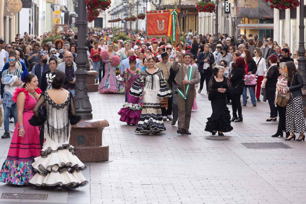 La ofrenda de flores de la Feria de Andalucía a la Virgen del Pilar