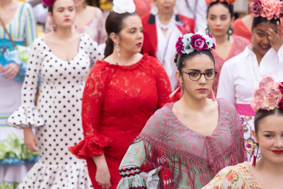 La ofrenda de flores de la Feria de Andalucía a la Virgen del Pilar