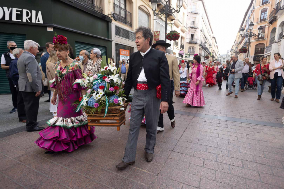 La ofrenda de flores de la Feria de Andalucía a la Virgen del Pilar