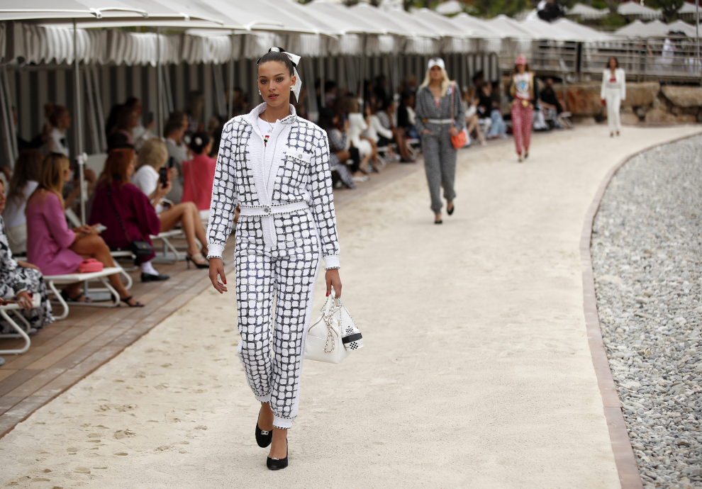 Monaco (Monaco), 05/05/2022.- Models present a variety of creations from the Chanel Cruise 2022-23 Collection during a fashion show in Monaco, 05 May 2022. (Moda) EFE/EPA/SEBASTIEN NOGIER
 MONACO FASHION CHANEL