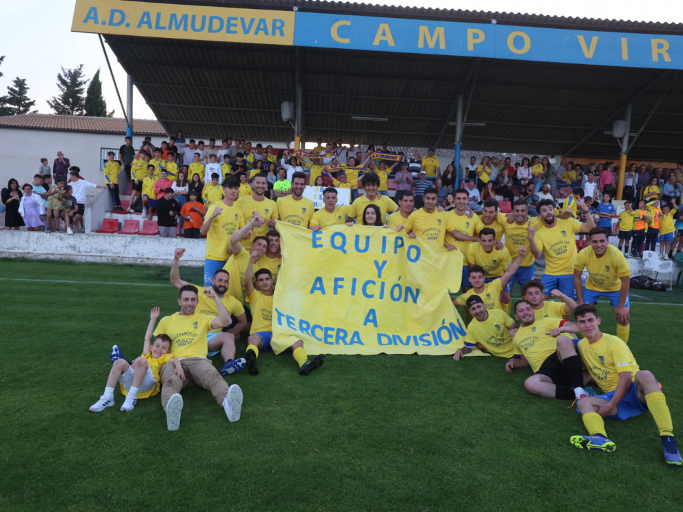 Jugadores y aficionados asistentes al partido celebrado en La Corona han celebrado el triunfo ante el Ajax.