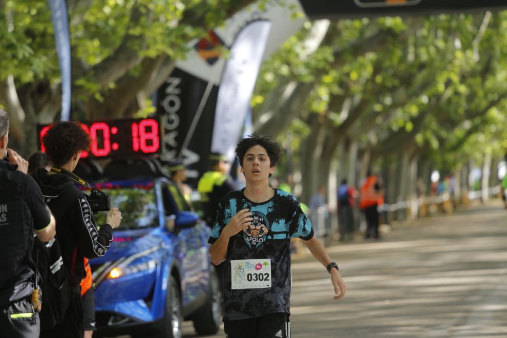 El parque Grande José Antonio Labordeta se ha convertido este domingo por la mañana en un hervidero de gente. Cientos de corredores han participado en las dos pruebas de la VIII Carrera solidaria de Atades, en una mañana llena de actividades y de ambiente festivo.