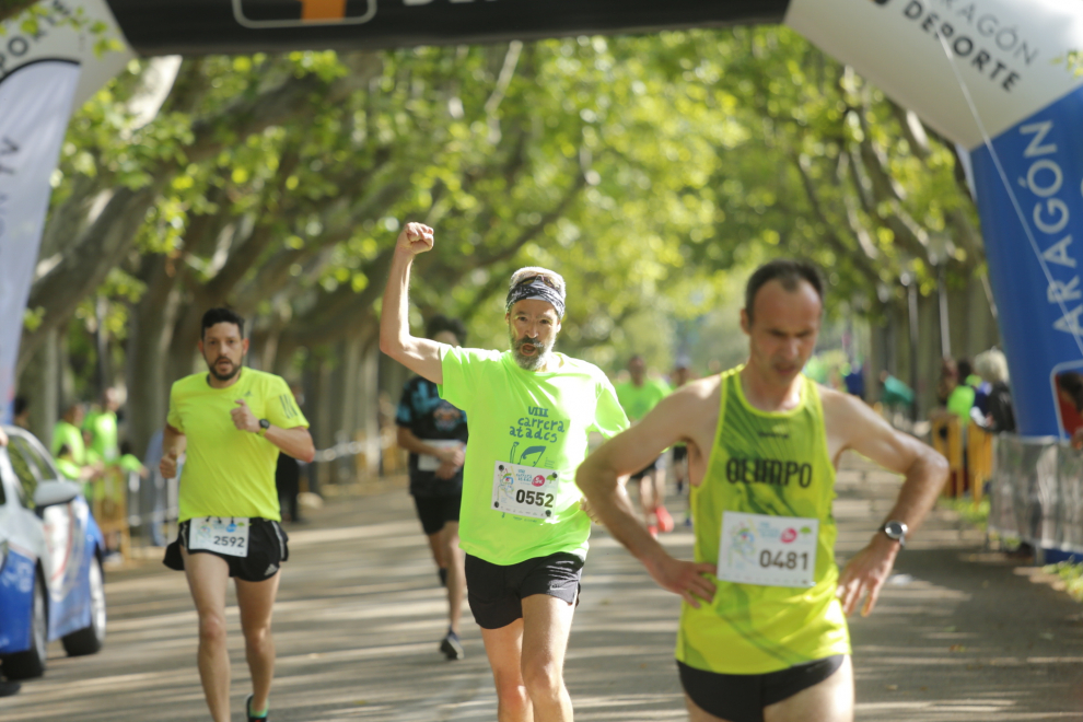 El parque Grande José Antonio Labordeta se ha convertido este domingo por la mañana en un hervidero de gente. Cientos de corredores han participado en las dos pruebas de la VIII Carrera solidaria de Atades, en una mañana llena de actividades y de ambiente festivo.