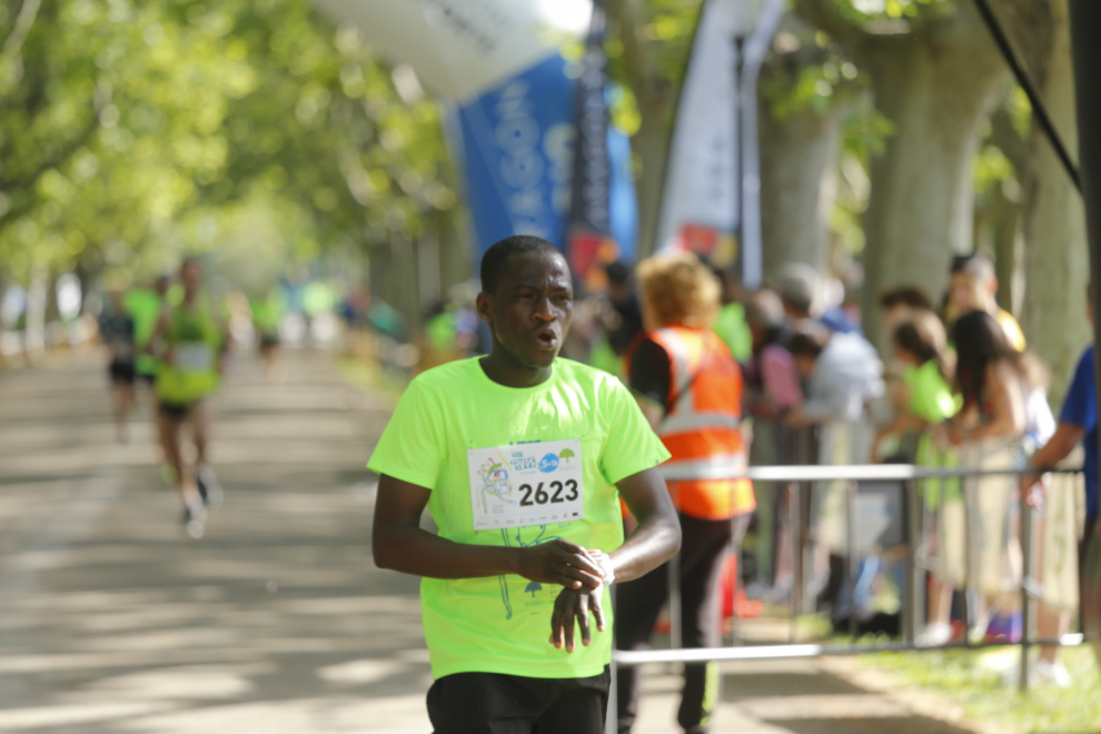 El parque Grande José Antonio Labordeta se ha convertido este domingo por la mañana en un hervidero de gente. Cientos de corredores han participado en las dos pruebas de la VIII Carrera solidaria de Atades, en una mañana llena de actividades y de ambiente festivo.