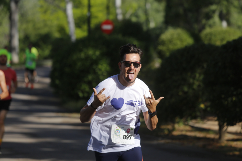 El parque Grande José Antonio Labordeta se ha convertido este domingo por la mañana en un hervidero de gente. Cientos de corredores han participado en las dos pruebas de la VIII Carrera solidaria de Atades, en una mañana llena de actividades y de ambiente festivo.