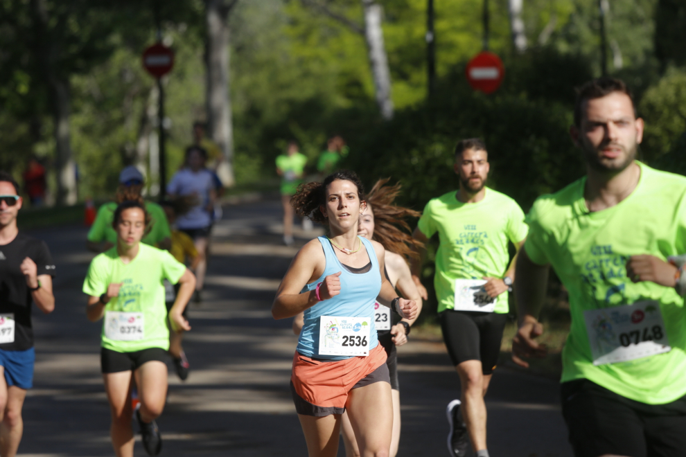 El parque Grande José Antonio Labordeta se ha convertido este domingo por la mañana en un hervidero de gente. Cientos de corredores han participado en las dos pruebas de la VIII Carrera solidaria de Atades, en una mañana llena de actividades y de ambiente festivo.