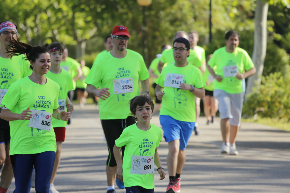 El parque Grande José Antonio Labordeta se ha convertido este domingo por la mañana en un hervidero de gente. Cientos de corredores han participado en las dos pruebas de la VIII Carrera solidaria de Atades, en una mañana llena de actividades y de ambiente festivo.