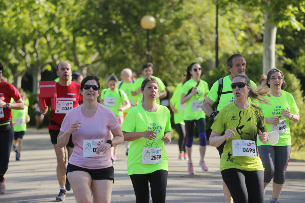 El parque Grande José Antonio Labordeta se ha convertido este domingo por la mañana en un hervidero de gente. Cientos de corredores han participado en las dos pruebas de la VIII Carrera solidaria de Atades, en una mañana llena de actividades y de ambiente festivo.