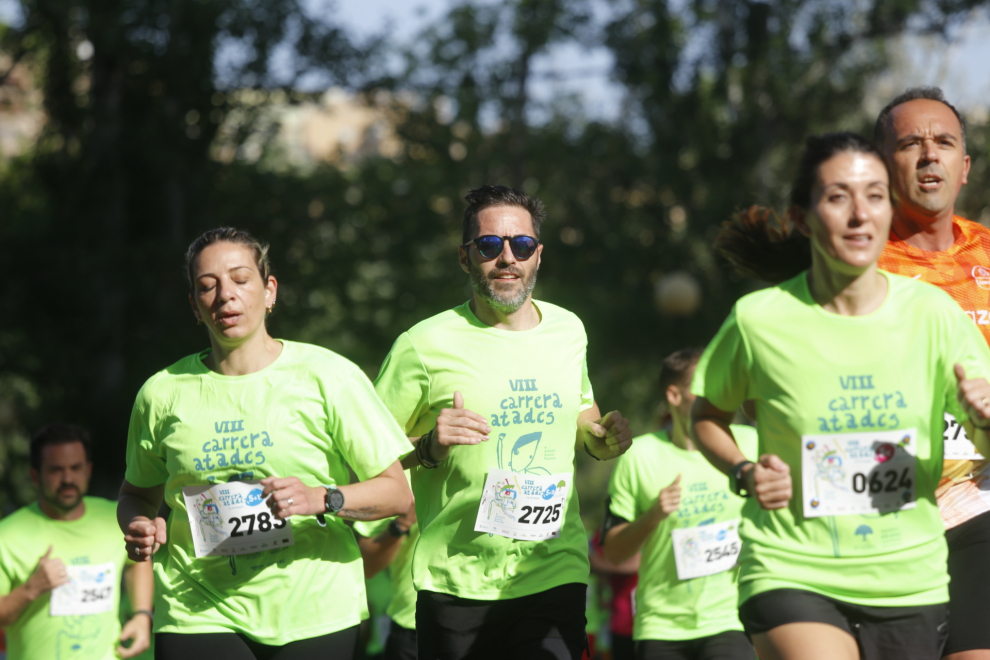El parque Grande José Antonio Labordeta se ha convertido este domingo por la mañana en un hervidero de gente. Cientos de corredores han participado en las dos pruebas de la VIII Carrera solidaria de Atades, en una mañana llena de actividades y de ambiente festivo.