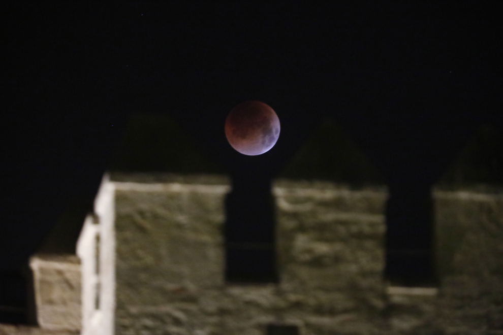 La Luna se eclipsa por completo durante la madrugada