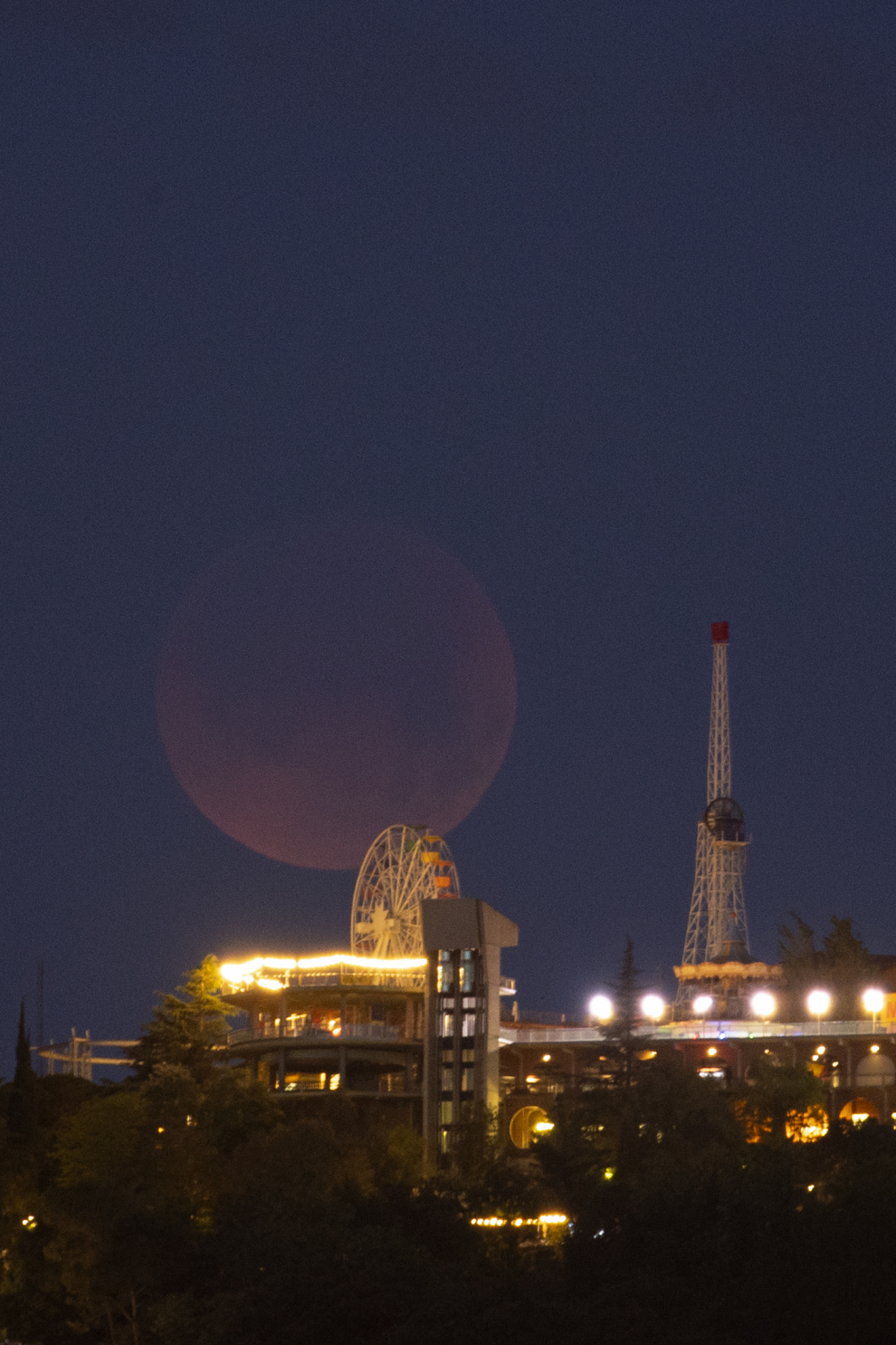 La Luna se eclipsa por completo durante la madrugada