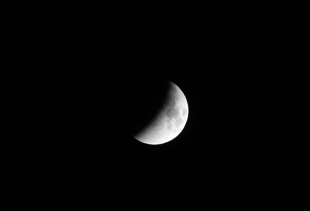 La Luna se eclipsa por completo durante la madrugada