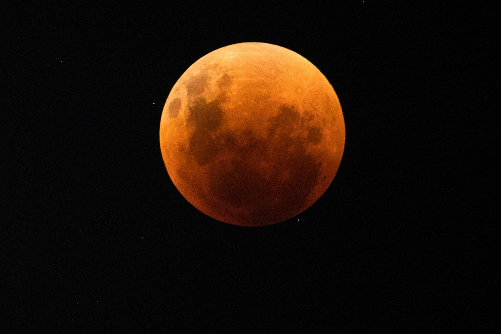 La Luna se eclipsa por completo esta madrugada. Imagen del eclipse en Santiago de Chile.