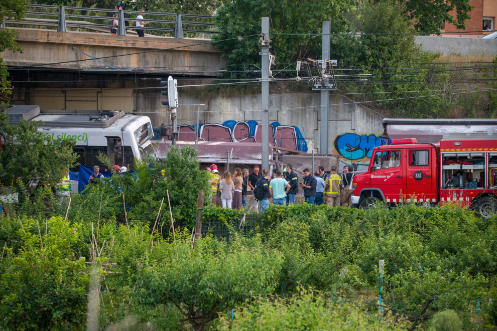 Un muerto y más de 80 heridos por un choque de trenes en Sant Boi