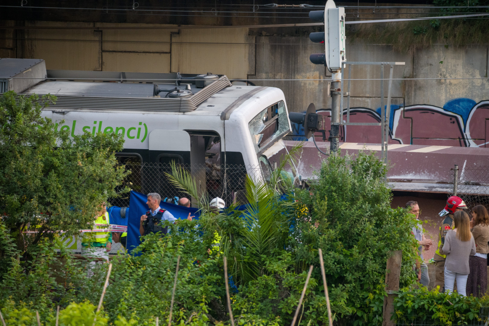 Un muerto y más de 80 heridos por un choque de trenes en Sant Boi