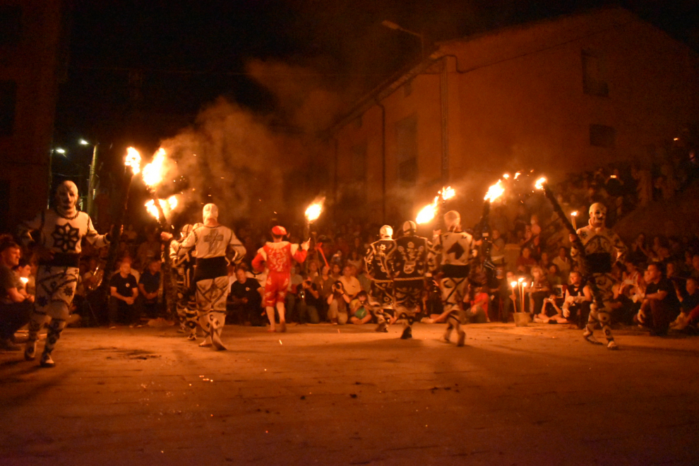 En imágenes | Cetina, la magia del fuego y la pasión de la Contradanza