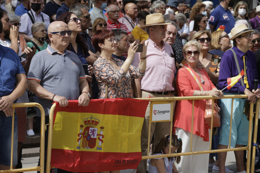 Expectación en la plaza del Pilar de Zaragoza para ver el salto de paracaidistas con la bandera de España.