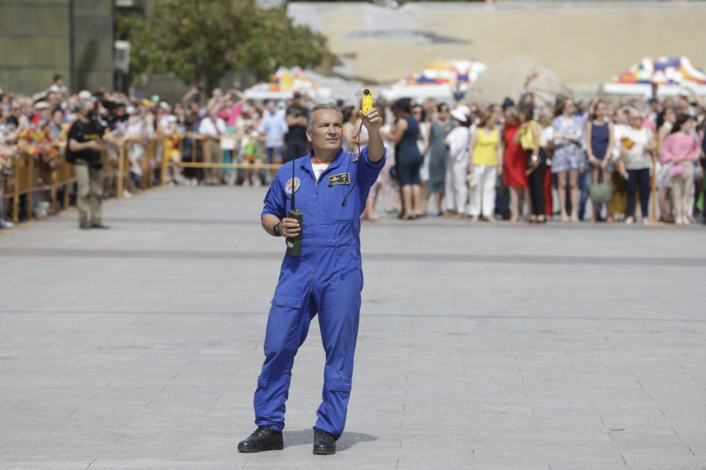 Expectación en la plaza del Pilar de Zaragoza para ver el salto de paracaidistas con la bandera de España.