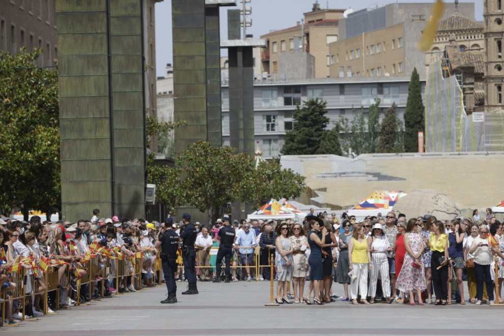 Expectación en la plaza del Pilar de Zaragoza para ver el salto de paracaidistas con la bandera de España.