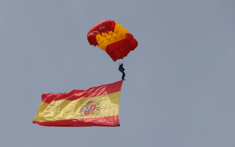Histórico salto de dos paracaidistas con la bandera de España sobre la plaza del Pilar de Zaragoza
