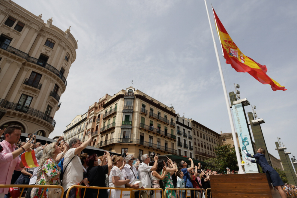 Histórico salto de dos paracaidistas con la bandera de España sobre la plaza del Pilar de Zaragoza