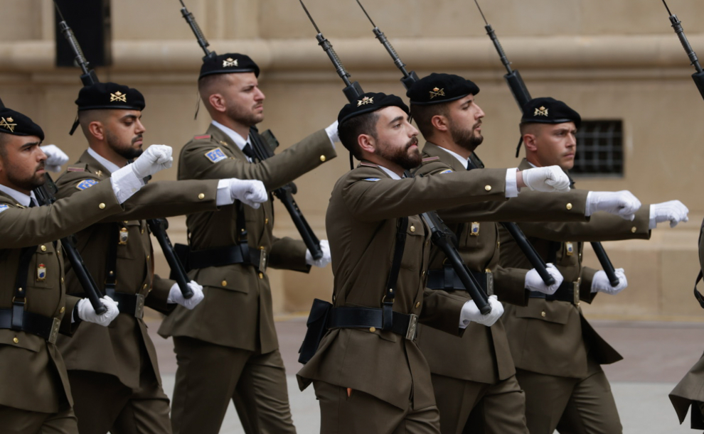 Histórico salto de dos paracaidistas con la bandera de España sobre la plaza del Pilar de Zaragoza