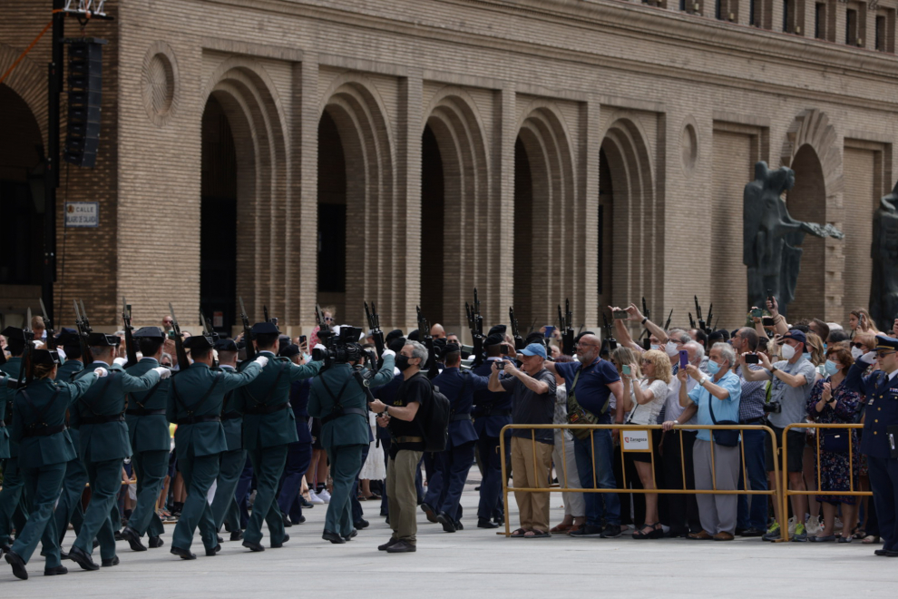 Histórico salto de dos paracaidistas con la bandera de España sobre la plaza del Pilar de Zaragoza