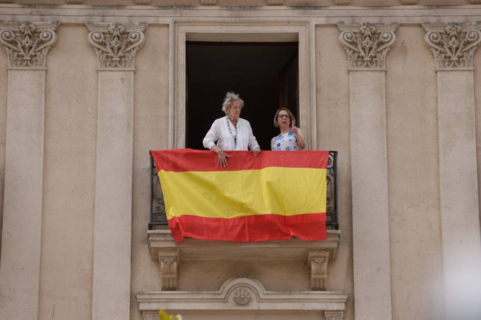 Histórico salto de dos paracaidistas con la bandera de España sobre la plaza del Pilar de Zaragoza
