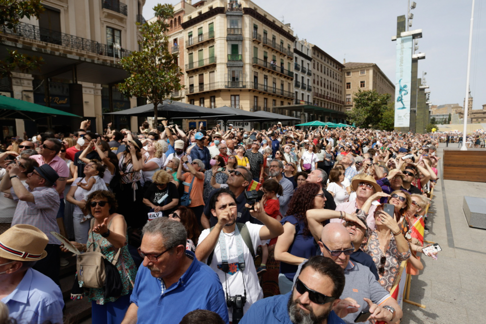 Histórico salto de dos paracaidistas con la bandera de España sobre la plaza del Pilar de Zaragoza
