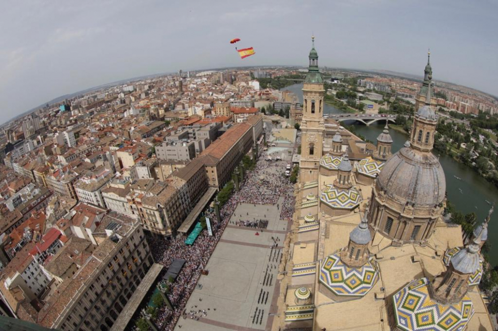 Histórico salto de dos paracaidistas sobre la plaza del Pilar de Zaragoza con la bandera de España