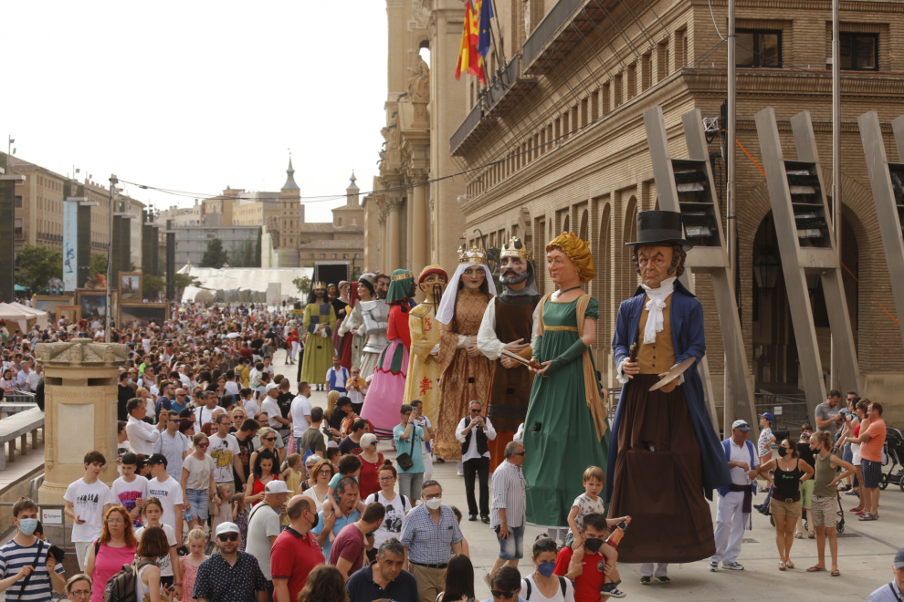Han participado Gigantes de Huesca y Gigantes de Teruel, así como la Asociación de Gaiteros de Aragón. Todos ellos han formado un pasacalles por la plaza del Pilar, Don Jaime, Espoz y Mina, calle Alfonso I, Plaza del Pilar.