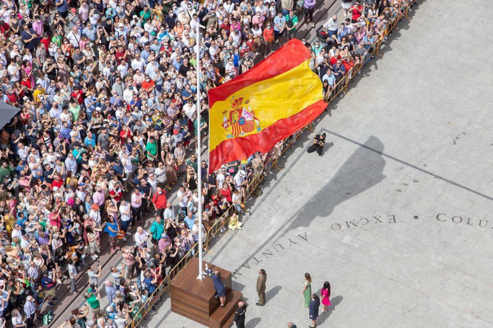 Salto de dos paracaidistas con la bandera de España en la plaza del Pilar.